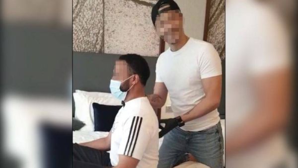 المتهم بانتحال صفة أخصائي علاج طبيعي – وهو يقوم بمساعدة شخص على أداء حركات علاج طبيعي .