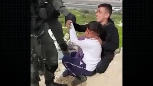 الاحتلال ينكل بأطفال العيساوية 