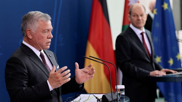 German Chancellor Olaf Scholz (R) and King Abdullah II of Jordan