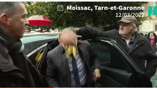 ووقع الهجوم في إحدى فعاليات الدعاية لحملته الانتخابية في مدينة مواساك بإقليم تارن وغارون جنوب غربي فرنسا.