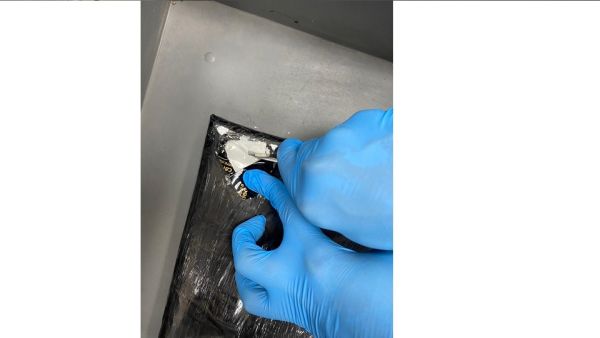 جمارك دبي تضبط تهريب 5.6 كيلو جرام "كوكايين" مع مسافرة من أميركا اللاتينية