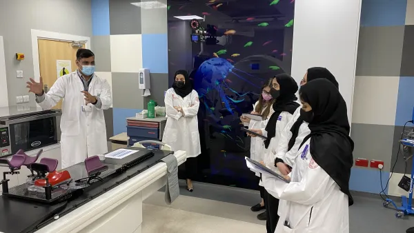 طلاب ما قبل الطب في وايل كورنيل للطب - قطر يستكشفون تطبيقات الفيزياء في الطب