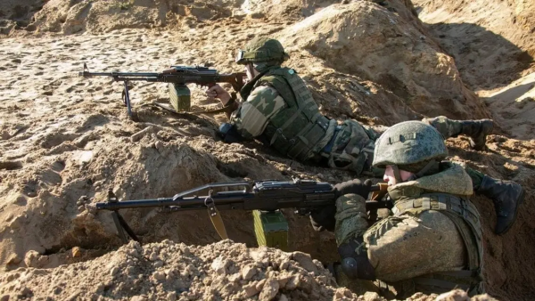 This handout video grab taken and released by the Belarussian Defence Ministry on February 19, 2022, shows Russian (R) and Belarus soldiers during joint exercises of the armed forces of Russia and Belarus as part of an inspection of the Union State's Response Force, at a firing range near Brest. (AFP) Russian troops