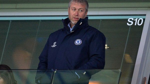 Chelsea's Russian owner Roman Abramovich is pictured during the UEFA Champions League round of 16 second leg football match between Chelsea and Paris Saint-Germain at Stamford Bridge in London on March 11, 2015. AFP PHOTO / GLYN KIRK (Photo by GLYN KIRK / AFP) Chelsea's Russian owner Roman Abramovich