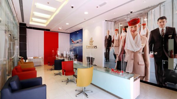 طيران الإمارات تتوسع في الإمارات الشمالية بافتتاح أول مكتب مبيعات في الفجيرة