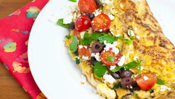 أومليت يوناني مع الهليون وجبنة الفيتا