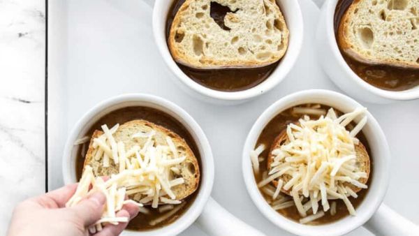 شوربة البصل الفرنسية الكلاسيكية