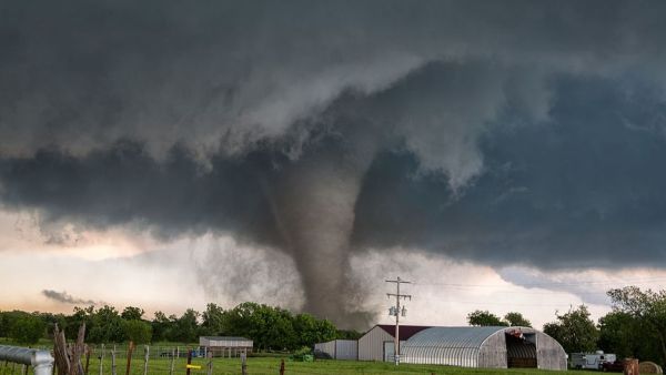 وقع الإعصار مع استمرار نظام عاصفة كبير في اختراق أجزاء من جنوب الولايات المتحدة