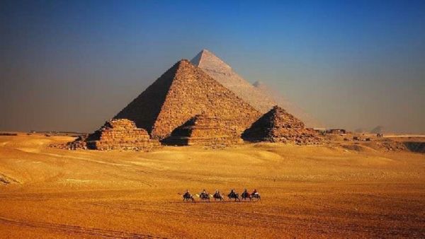  الهرم الأكبر أو هرم خوفو هو الأثر الوحيد الباقي من عجائب الدنيا السبع