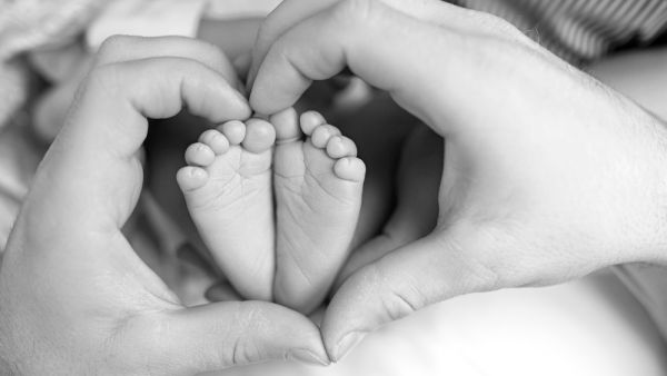 unmarried couples can obtain birth certificate for their children in Abu Dhabi