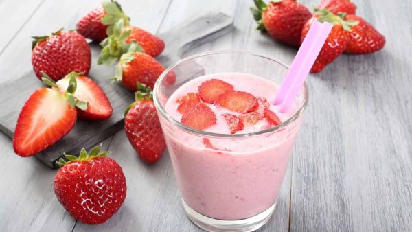 سموثي نباتي بالشوفان بالفراولة