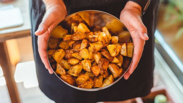 وصفة بطاطا ويدجز بالثوم والفلفل الحار