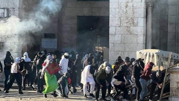 50 ألف فلسطيني يأدون صلاة الجمعة الثانية من رمضان في الأقصى