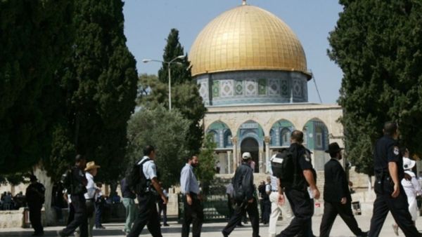 المستوطنون يقتحمون ساحات "الأقصى" ونداءات استغاثة من داخله