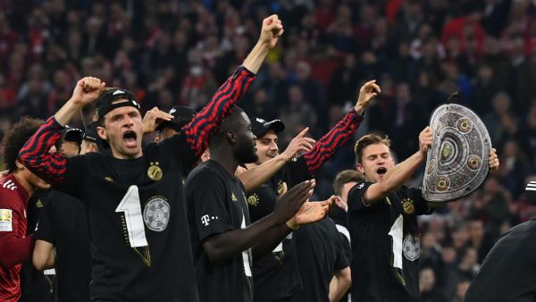 بايرن ميونيخ يظفر باللقب للمرة العاشرة على التوالي
