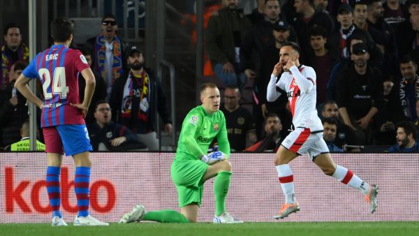 غارسيا (يمين) يهدي فايكانو الفوز على برشلونة