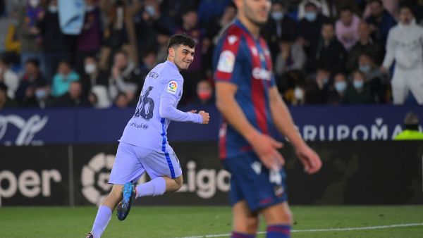 بيدري (يسار) يحتفل بهدفه الثاني لبرشلونة