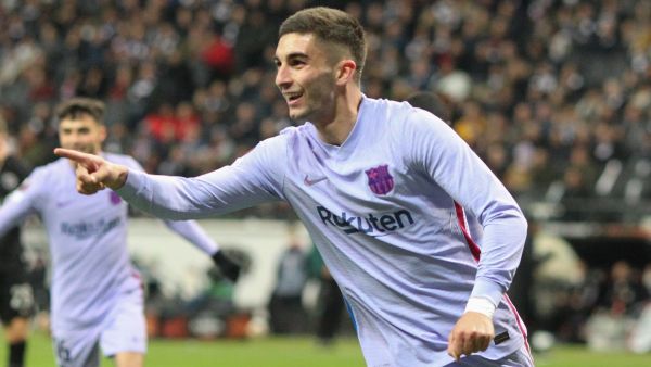 توريس نجم برشلونة يحتفل بهدفه