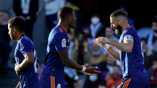 بنزيمة (يمين) يقود ريال مدريد لانتصار جديد