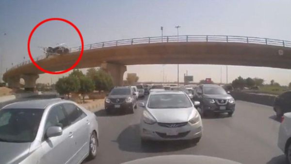 سقوط مركبة من أعلى جسر في الرياض