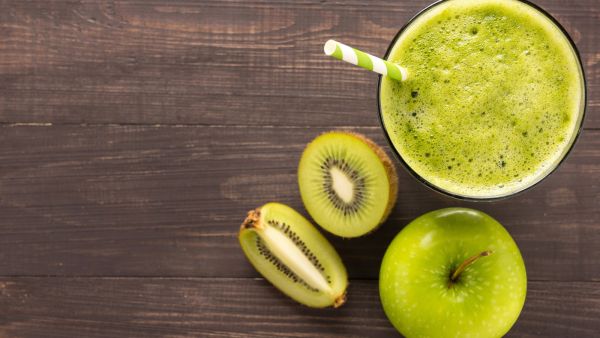 سموذي الكيوي والتفاح‎‎ مشروب مناسب للسحور