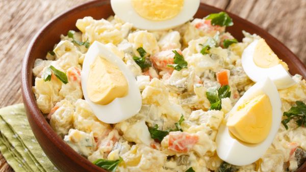 فطور عائلي في عيد الفصح: صينية البيض والبطاطا 