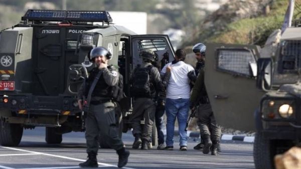الاحتلال الإسرائيلي يعتقل 12 فلسطينيا بالضفة