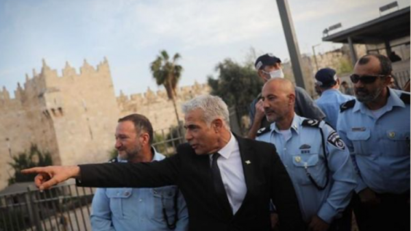 لابيد خلال اقتحامه للاقصى