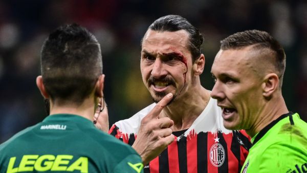 إبراهيموفيتش يتعرض لإصابة في الوجه إثر اصطدامه بميديل