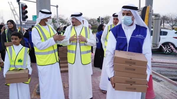 جمارك دبي توزع 10000 وجبة لكسر الصيام على الطرق الرئيسية