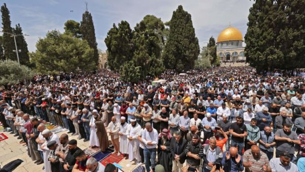 Thousands pray at Al Aqsa Mosque 