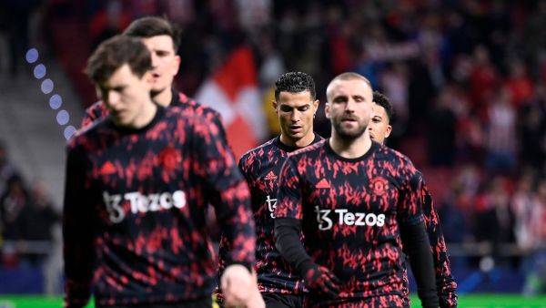 Manchester United's Portuguese forward Cristiano Ronaldo (C) and teammates warm up before the start of the UEFA Champions League football match between Atletico de Madrid and Manchester United at the Wanda Metropolitano stadium in Madrid on February 23, 2022. (Photo by OSCAR DEL POZO / AFP)