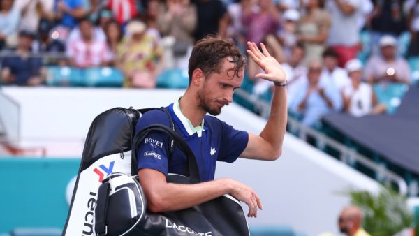 Daniil Medvedev of Russia waves to the crowd as he leaves the court after losing to Hubert Hurkacz of Poland in their Men's quarterfinal match during the Miami Open at Hard Rock Stadium on March 31, 2022 in Miami Gardens, Florida. Michael Reaves/Getty Images/AFP (Photo by Michael Reaves / GETTY IMAGES NORTH AMERICA / Getty Images via AFP)