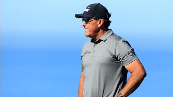 LA JOLLA, CALIFORNIA - JANUARY 26: Phil Mickelson plays a shot on the fifth hole during the first round of The Farmers Insurance Open at Torrey Pines Golf Course on January 26, 2022 in La Jolla, California. Sam Greenwood/Getty Images/AFP (Photo by SAM GREENWOOD / GETTY IMAGES NORTH AMERICA / Getty Images via AFP)