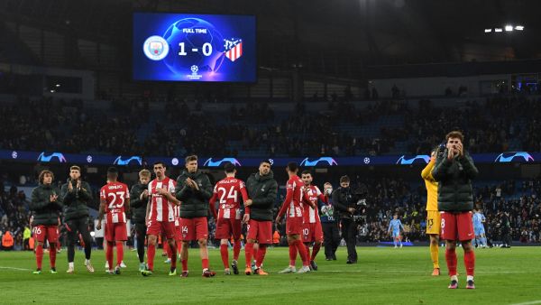 Atletico Madrid's players applaud supporters on the pitch after the UEFA Champions League Quarter-final first leg football match between Manchester City and Atletico Madrid at the Etihad Stadium in Manchester, north west England, on April 5, 2022. Manchester City won the game 1-0. (Photo by Paul ELLIS / AFP)