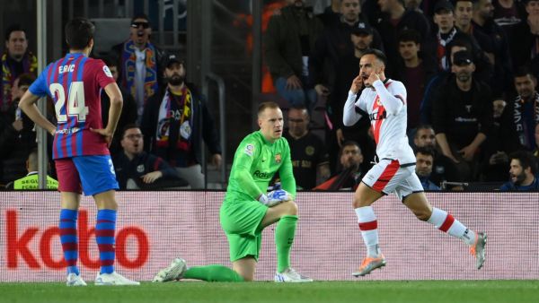 Rayo Vallecano's Spanish midfielder Alvaro Garcia Rivera (R) celebrates after scoring a goal during the Spanish league football match between FC Barcelona and Rayo Vallecano de Madrid at the Camp Nou stadium in Barcelona on April 24, 2022. (Photo by LLUIS GENE / AFP)