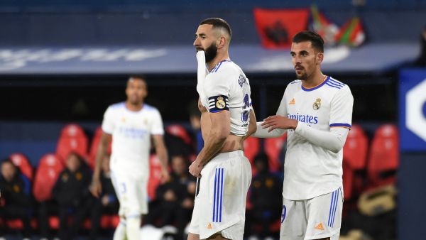 Real Madrid's French forward Karim Benzema (C) reacts after missing a penalty during the Spanish League football match between CA Osasuna and Real Madrid CF at El Sadar stadium in Pamplona on April 20, 2022. (Photo by ANDER GILLENEA / AFP)