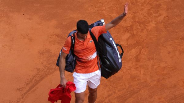 TOPSHOT - Serbia's Novak Djokovic waves as he leaves the court after losing against Spain's Alejandro Davidovich Fokina during their Monte-Carlo ATP Masters Series tournament tennis match in Monaco on April 12, 2022. Novak Djokovic was eliminated on April 12, 2022 as soon as he entered the second round by the Spaniard Alejandro Davidovich (46th) 6-3, 6-7 (5/7), 6-1. (Photo by Valery HACHE / AFP)