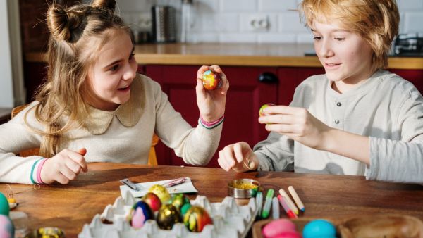 كيفية صبغ وسلق بيض عيد الفصح بسرعة