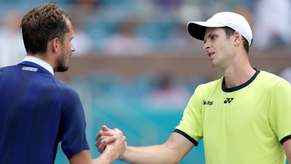 Daniil Medvedev of Russia congratulates Hubert Hurkacz of Poland after their match during the Miami Open at Hard Rock Stadium on March 31, 2022 in Miami Gardens, Florida. Matthew Stockman/Getty Images/AFP (Photo by MATTHEW STOCKMAN / GETTY IMAGES NORTH AMERICA / Getty Images via AFP)
