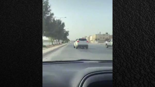 متهور يتعمد ترويع يروع أمًا وأطفالها ويصدم سيارتهم 