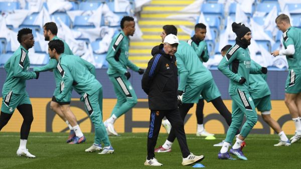 Real Madrid's Italian coach Carlo Ancelotti leads a team training session at the Etihad Stadium in Manchester, north west England, on April 25, 2022, on the eve of their UEFA Champions League semi-final first leg football match against Manchester City. (Photo by Oli SCARFF / AFP)