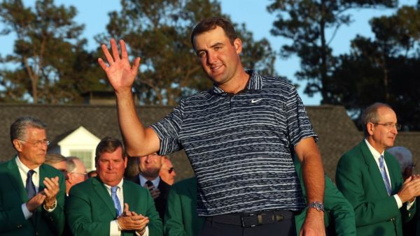 Scottie Scheffler waves to the crowd during the Green Jacket Ceremony after winning the Masters at Augusta National Golf Club on April 10, 2022 in Augusta, Georgia. Andrew Redington/Getty Images/AFP (Photo by Andrew Redington / GETTY IMAGES NORTH AMERICA / Getty Images via AFP)