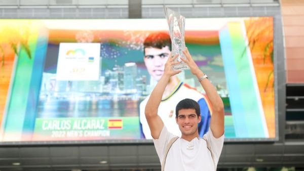 Carlos Alcaraz of Spain poses for a portrait with the Butch Buchholz Trophy after defeating Casper Ruud in the Men's Singles final during the Miami Open at Hard Rock Stadium on April 03, 2022 in Miami Gardens, Florida. Michael Reaves/Getty Images/AFP (Photo by Michael Reaves / GETTY IMAGES NORTH AMERICA / Getty Images via AFP)