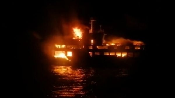 7 قتلى بحريق عبارة في الفيليبين