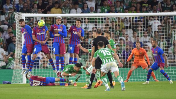 برشلونة يتفوق على بيتيس في الثواني الأخيرة (المصدر: أ ف ب)