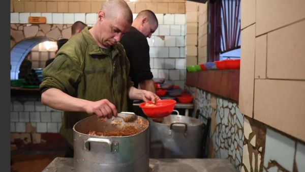 بعد استسلامهم...كيف يعيش الجنود الأوكرانيون الأسرى في سجون دونيتسك الشعبية؟