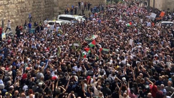  المشيعين اضطروا لإعادة إدخال جثمان أبو عاقلة إلى المستشفى بعد اعتداء قوات الاحتلال  
