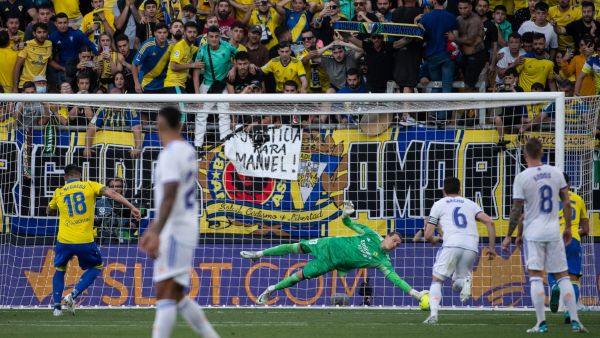 نيغريدو (يسار) يهدر ركلة جزاء لقاديش أمام ريال مدريد البطل (المصدر: أ ف ب)