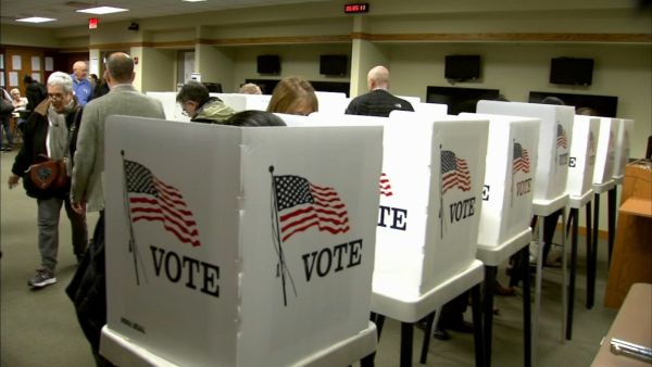 يشارك في هذه الفعالية التي ستقدم خلالها مبالغ مالية جمعها ابناء الجالية الفلسطينية